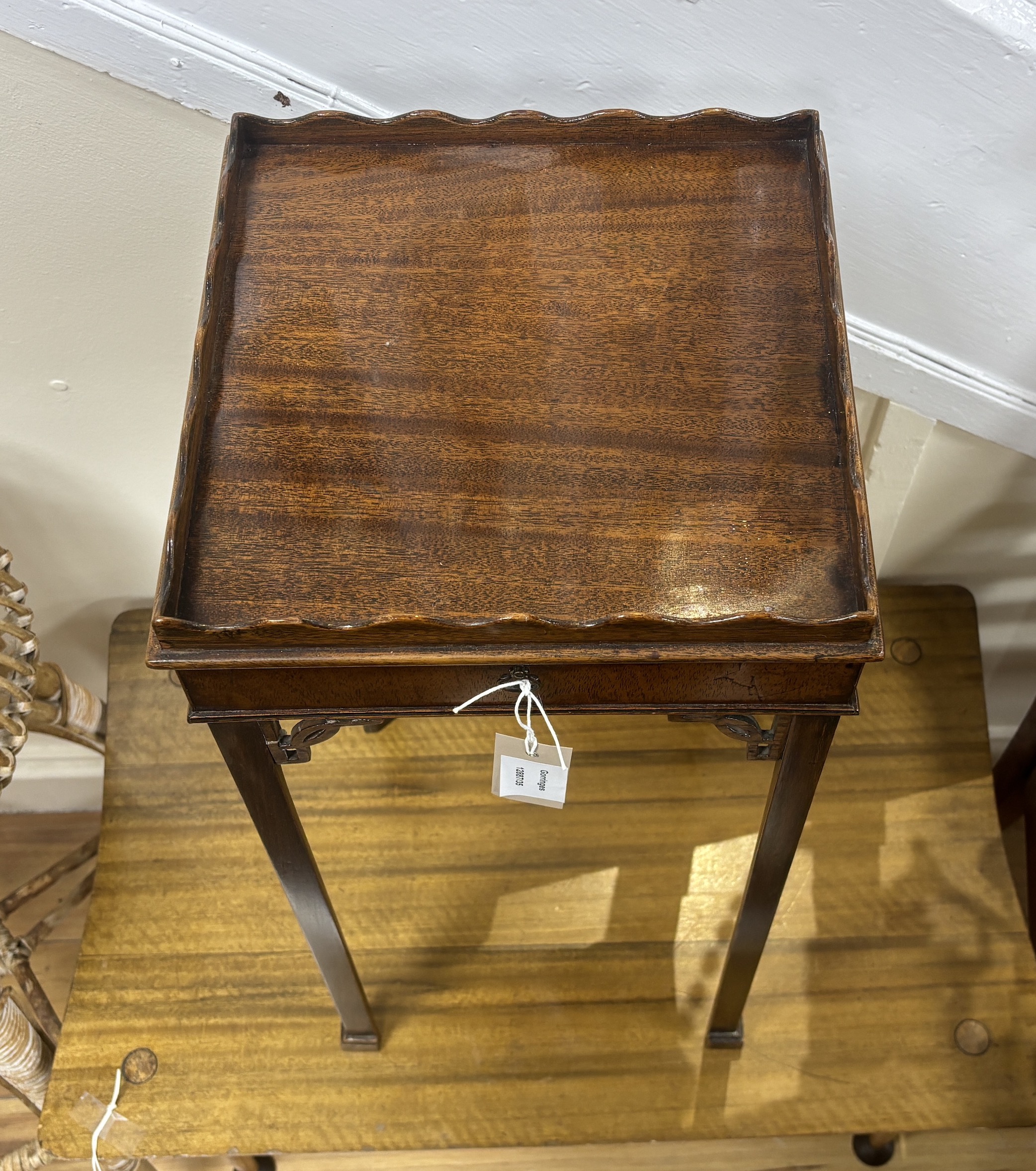 A George III style mahogany urn stand, width 29cm, depth 29cm, height 64cm